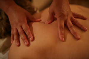 A client receives stress-relieving oncology massage.